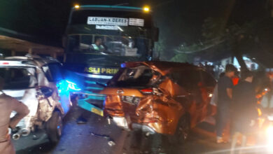 Bus Asli Prima tabrak 6 kendaran saat peresmian BIS di Curug. Foto: Hendra Hermawan