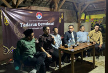 Marinus Gea dan Muklis, politisi PDIP dalam Tadarus Demokrasi dari Himata. Foto: Iqbal Kurnia