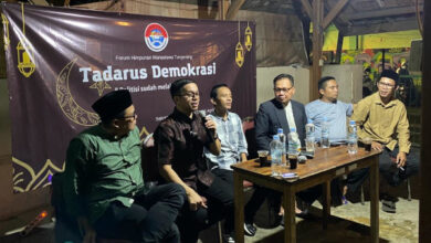 Marinus Gea dan Muklis, politisi PDIP dalam Tadarus Demokrasi dari Himata. Foto: Iqbal Kurnia