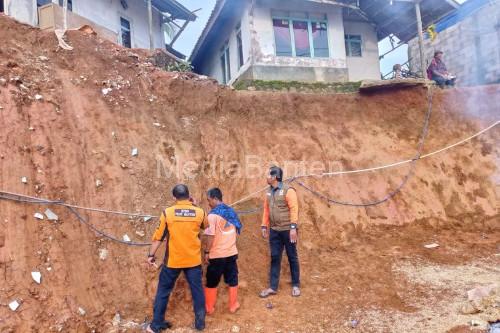 Salah satu tanah longsor di Kabupaten Lebak. Foto: Antara