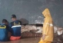 Tanggul bocor di Perumahan Taman Cipulir Larangan, Kota Tangerang. Foto Antara