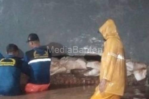 Tanggul bocor di Perumahan Taman Cipulir Larangan, Kota Tangerang. Foto Antara