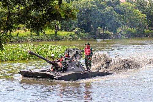 Uji kedap dan uji arung tank amfibi. Foto: Ahmad Munawir - Menkav 2 Mar