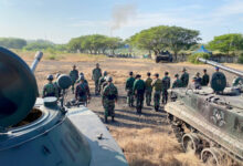 Tank Amfibi naik ke Bukit Bantoro, Surabaya. Foto: Munawir - Menkav 2 Mar