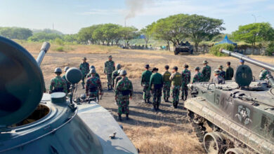 Tank Amfibi naik ke Bukit Bantoro, Surabaya. Foto: Munawir - Menkav 2 Mar