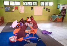 Murid kelas 6 SDN Pecinan belajar di lantai. Foto: LKBN Antara