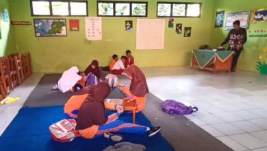 Murid kelas 6 SDN Pecinan belajar di lantai. Foto: LKBN Antara