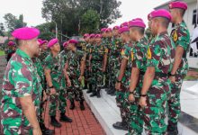 Danmeknav 2 Mar, Letkol Mar La Ode Jimny Herizal menerima Taruna AAL. Foto: Ahmad Munawir - Menkav 2 Mar