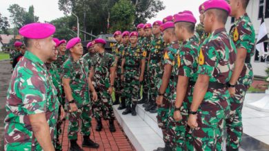Danmeknav 2 Mar, Letkol Mar La Ode Jimny Herizal menerima Taruna AAL. Foto: Ahmad Munawir - Menkav 2 Mar