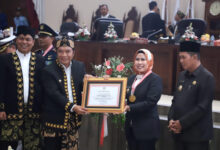 Bupati Serang, Ratu Tatu Chasanah menerima penghargaan. Foto: Diskominfo Kab Serang