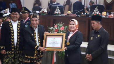 Bupati Serang, Ratu Tatu Chasanah menerima penghargaan. Foto: Diskominfo Kab Serang