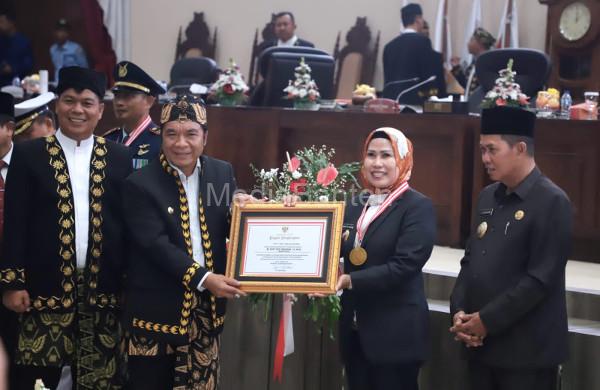 Bupati Serang, Ratu Tatu Chasanah menerima penghargaan. Foto: Diskominfo Kab Serang