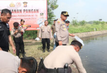 Kapolres Serang, AKBP Condro Sasongko tebar 10.000 benih ikan di Danau Puspemkab Serang. Foto: Yono