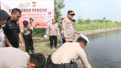 Kapolres Serang, AKBP Condro Sasongko tebar 10.000 benih ikan di Danau Puspemkab Serang. Foto: Yono