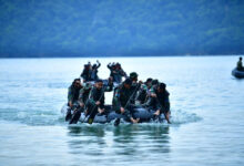 Prajurit Menkav 2 Mar tembus gelombang Pantai Tamban. Foto: ahmad Munawir - Menkav 2 Mar