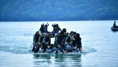 Prajurit Menkav 2 Mar tembus gelombang Pantai Tamban. Foto: ahmad Munawir - Menkav 2 Mar