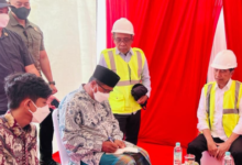 Presiden RI, Joko Widodo menemui pendemo usai meresmikan tol Semarang - Demak. Foto: BPMI SatPres RI