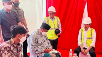 Presiden RI, Joko Widodo menemui pendemo usai meresmikan tol Semarang - Demak. Foto: BPMI SatPres RI
