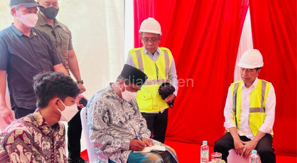 Presiden RI, Joko Widodo menemui pendemo usai meresmikan tol Semarang - Demak. Foto: BPMI SatPres RI