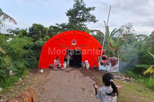 Tenda pengungsian yang didirikan BPBD Kabupaen Serang. Foto Antara