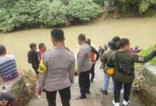 Tim SAR tengah menyusuri Sungai Cidurian. Foto: Yono