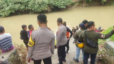 Tim SAR tengah menyusuri Sungai Cidurian. Foto: Yono