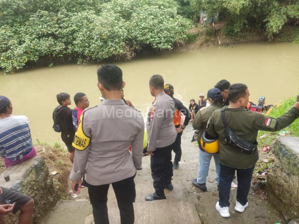 Tim SAR tengah menyusuri Sungai Cidurian. Foto: Yono