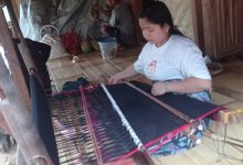 Perempuan Baduy Luar tengah memproduksi kain tenun Baduy. Foto: LKBN Antara