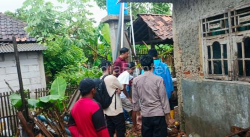 Warga Kampung Bojong Gede tewas setelah tercebur sumur di rumah belakang di Carenang. Foto Yono