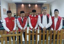 Lima terdakwa pengeroyokan pegawai KLH dan wartawan. Foto Yono
