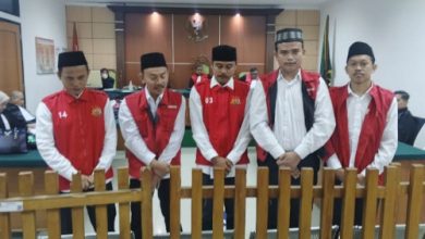 Lima terdakwa pengeroyokan pegawai KLH dan wartawan. Foto Yono