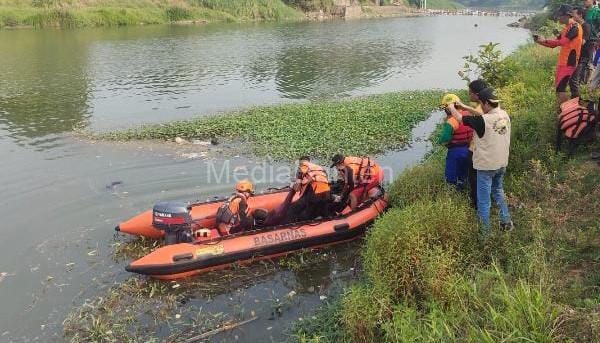 Mayat dievakuasi dari Sungai Ciujung. foto: Yono