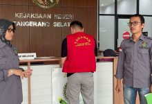 Kejari Tangsel tangkap buronan penipuan kerjasama usaha usai coblos di TPS Jaksel. Foto: LKBN Antara