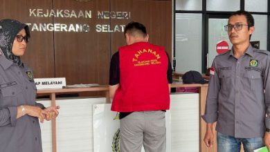 Kejari Tangsel tangkap buronan penipuan kerjasama usaha usai coblos di TPS Jaksel. Foto: LKBN Antara