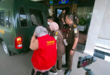 Pegawai Pegadaian Syariah Ditahan Kejati Banten. Foto: Penkum Kejati Banten