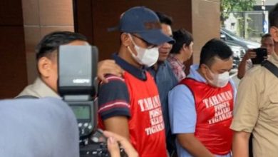 Dua tersangka kasus kredit macet Bank Banten di Kabupaten Tangerang. Foto: Iqbal Kurnia