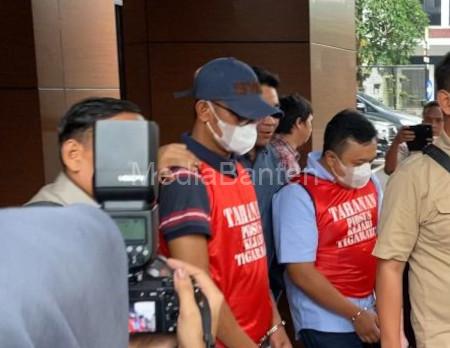 Dua tersangka kasus kredit macet Bank Banten di Kabupaten Tangerang. Foto: Iqbal Kurnia
