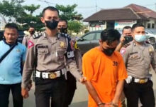 Sopir mobil Odong-odong yang ditabrak KA ditahan Polres Serang. Foto: Aden Hasanudin