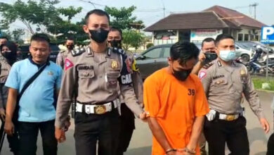 Sopir mobil Odong-odong yang ditabrak KA ditahan Polres Serang. Foto: Aden Hasanudin