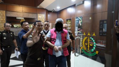 Kejati Banten tahan tersangka korupsi pengelolaan sampah Tangsel. Foto: Budi Wahyu Iskandar