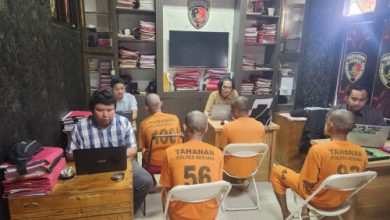 4 tersangka pengrusakan baran perusahaan, termasuk mantan sekuriti. Foto: Yono