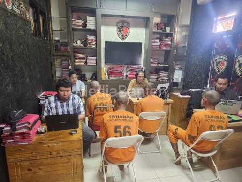 4 tersangka pengrusakan baran perusahaan, termasuk mantan sekuriti. Foto: Yono