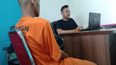 Tersangka pengdar pil kopolo diperiksa Polres Serang. Foto: Yono