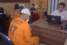 Tersangka Produsen Tembakau Gorila di Bandung. Foto: Yono