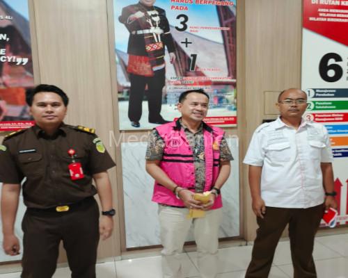 JO, Kades Babakan (mengenakan rompi) ditahan Kejati Banten. Foto: Puspnekum Kejati Banten