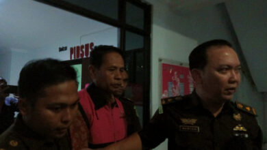 Tersangka Sarnata, Kadispora Kota Serang ditahan Kejari Serang. Foto: Bundwiser