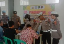 Sopir bus di Terminal Pakupatan jalani tes urine. Foto: LKBN Antara