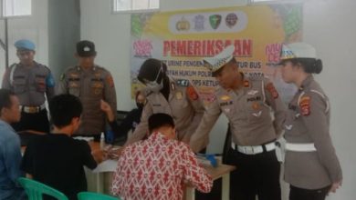 Sopir bus di Terminal Pakupatan jalani tes urine. Foto: LKBN Antara