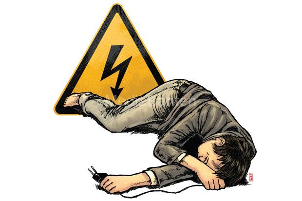 sopir truk tersengat listrik