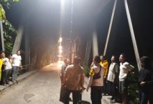 Bantuan ting pancarang penerangan jalan umum (PJU) dari Kapolres Serang, AKBP Condro Sasongko. Foto: Yono
